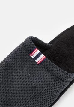 Pier One Chaussons Prix Bradés Rond Homme -Fashion Zone Soldes 0379114a66bd48d881979d3d1b73626d