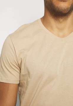 Prix Affortable Pier One 3 PACK – T-shirt Basique T-shirts Col En V Homme -Fashion Zone Soldes 112e274a77d44bfdb30f2a1f86f0f677