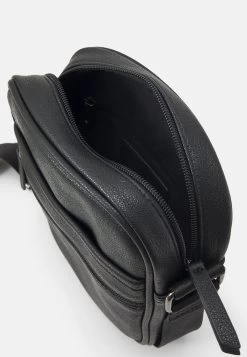 Pier One Prix D’Amis Sac Bandoulière Sacs Compartiment Pour Téléphone Portable Homme 8 Pier One Prix D’Amis Sac Bandoulière Sacs Compartiment Pour Téléphone Portable Homme -Fashion Zone Soldes 15d625c4844645738e31e4db9faa3e28