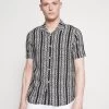Pier One Chemise 50% Off De Vente Chemises Col Revers Homme -Fashion Zone Soldes 1f4987c438744ce29b2d428648b5718d