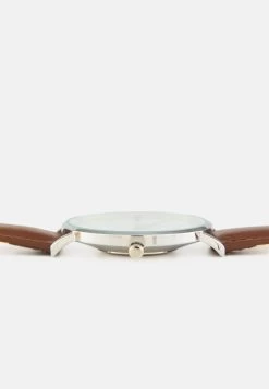 Prix Discount Pier One UNISEX – Montre Montres Et Bijoux Boucle Ardillon -Fashion Zone Soldes 2c8e30769a5348508c6538f4541645ad