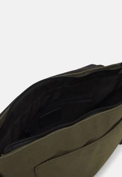 Pier One Prix Incroyables Sac Bandoulière Sacs Compartiment Pour Téléphone Portable Homme -Fashion Zone Soldes 349c1c40fb14472f8222b77743b0881f