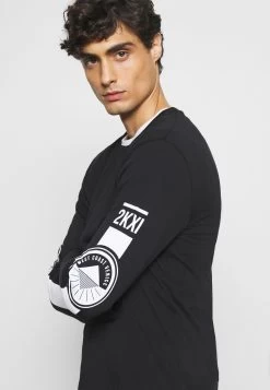 Pier One Prix Gelé T-shirt à Manches Longues T-shirts Col Rond Homme -Fashion Zone Soldes 35cae1d4e4114fa685d5115b86d44f7f