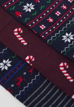 Pier One XMAS GIFT BOX 3 PACK – Chaussettes Prix Discount Sous-vêtements & Chaussettes Rayures Homme -Fashion Zone Soldes 3ed892cbc52944bd811fef40de434aa9