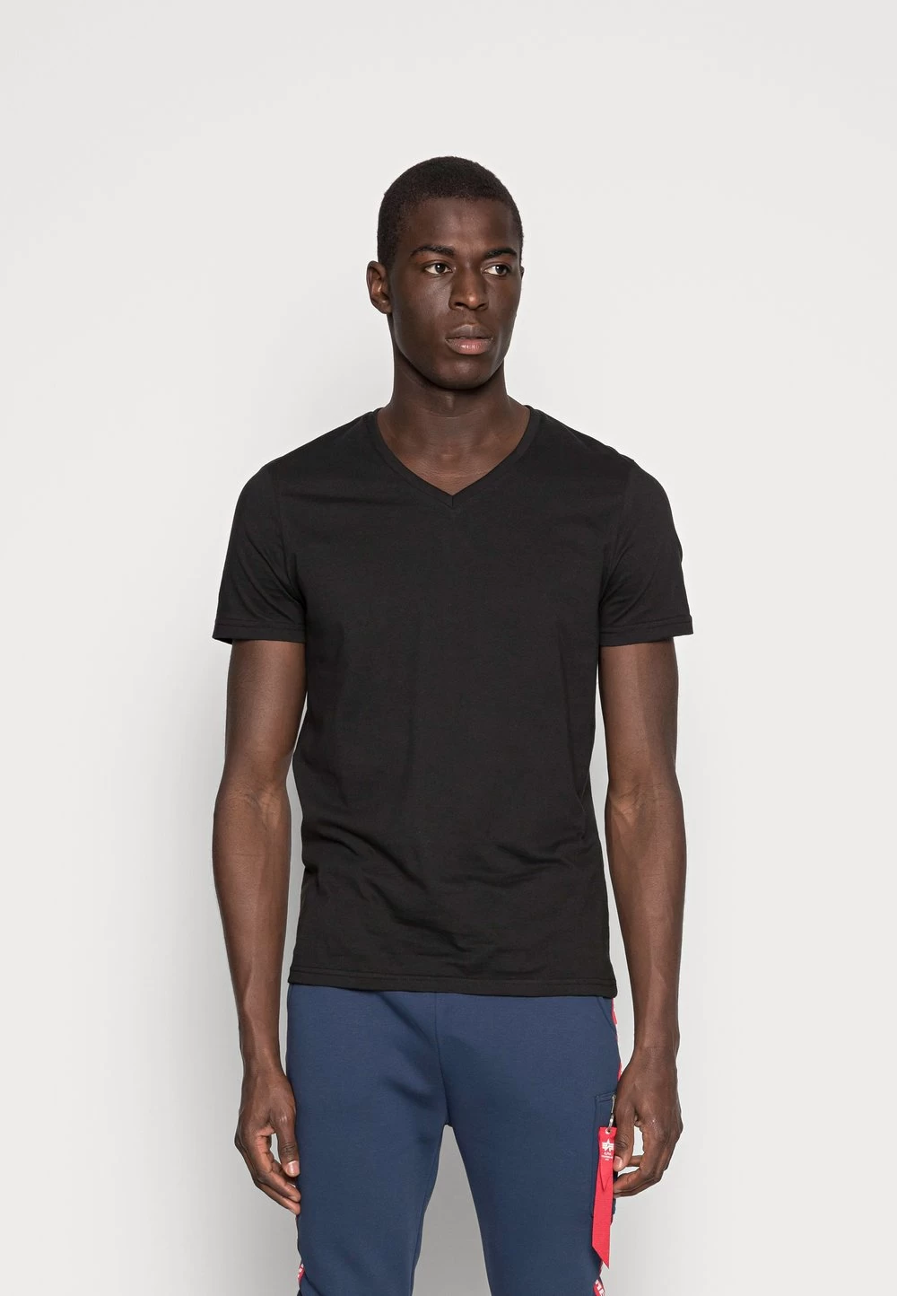 Pier One Prix Accessible 3 PACK – T-shirt Basique T-shirts Col En V Homme 4 Pier One Prix Accessible 3 PACK – T-shirt Basique T-shirts Col En V Homme – Image 2