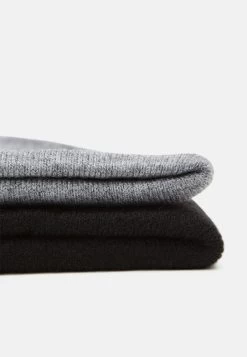 Pier One 2 PACK UNISEX – Bonnet Prix Gelé Casquettes, Bonnets Et Chapeaux Couleur Unie -Fashion Zone Soldes 55a5598cc548418184d9aad0f4362f9a