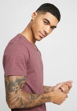 Prix Cassé Pier One T-shirt Basique T-shirts & Polos Col En V Homme -Fashion Zone Soldes 64636f97fa9041078d1ca47cf5e1738b