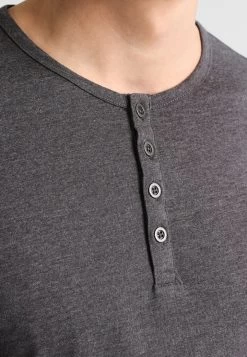 Pier One Prix Jamais Vus T-shirt à Manches Longues T-shirts & Polos Col Tunisien Homme -Fashion Zone Soldes 6dce6f2b077c427b9d90f6fcae7eadd9