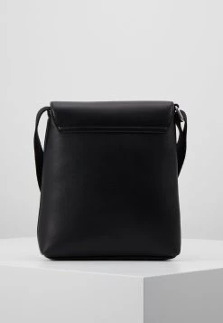 Pier One Sac Bandoulière Promos Sacs Fermoir Aimanté Homme 11 Pier One Sac Bandoulière Promos Sacs Fermoir Aimanté Homme -Fashion Zone Soldes 7fc9b8c2009e411c8a0b428916cc63ad