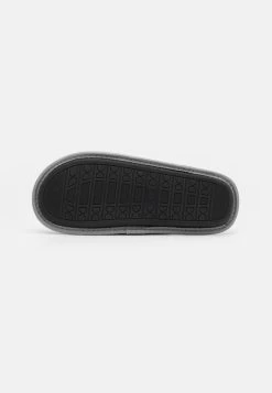 Prix Accessible Pier One Chaussons Rond Homme -Fashion Zone Soldes 8950f3a7c1a946c38247e65bd5c20335