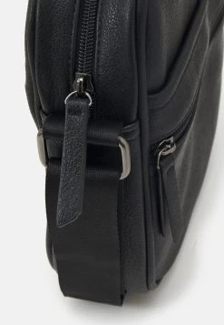 Pier One Prix D’Amis Sac Bandoulière Sacs Compartiment Pour Téléphone Portable Homme 9 Pier One Prix D’Amis Sac Bandoulière Sacs Compartiment Pour Téléphone Portable Homme -Fashion Zone Soldes 8981d7ab6f0043c8aa0989179eb9bc74