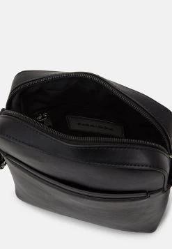Pier One Sac Bandoulière Prix Préférentiel Sacs Compartiment Pour Téléphone Portable Homme -Fashion Zone Soldes 8b4d1060a9ef45dab3fd9d43b2db1339