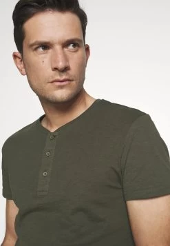 Pier One Prix Gelé T-shirt Basique T-shirts Col Tunisien Homme -Fashion Zone Soldes 8f212b49a40a498b90bed7c9c238fe6a