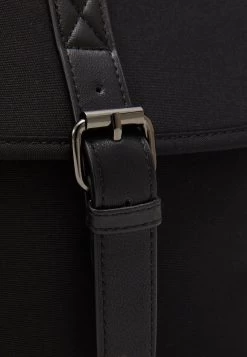 Pier One UNISEX – Mallette Prix Aimable Sacs Fermoir Aimanté -Fashion Zone Soldes 9e683f8e2ac44d8b900f9280b6a29755