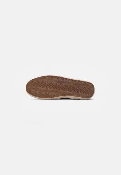 Pier One Espadrilles Excellente Qualité Rond Unisex 13 Pier One Espadrilles Excellente Qualité Rond Unisex -Fashion Zone Soldes b57ec87a223a4485a67e690a0e2597e2