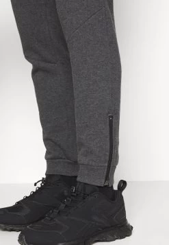 Pier One Bas Prix Pantalon De Survêtement Pantalons Normale Homme -Fashion Zone Soldes d8eb4f9fc9a94d8eb6d9d9d674c6ee81