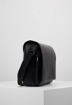 Pier One Meilleur Prix Garanti Sac Bandoulière Sacs Compartiment Pour Pc Portable Homme -Fashion Zone Soldes f3a97f8095334be799fee0f3f2c1e5e0