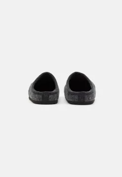 Pier One UNISEX – Chaussons Soldes Rond Homme -Fashion Zone Soldes ff82422ba7554556b42a0954e09f3430
